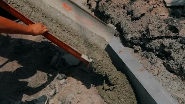 Förstärkt betong. Arbetarna skapar en förstärkt betongstruktur. Hällande betong för metallstomme — Stockvideo