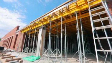 Bir zemin oluşturma süreci. Döşeme işi. İnşaat halindeki bir binanın dışı. Biçim rafı