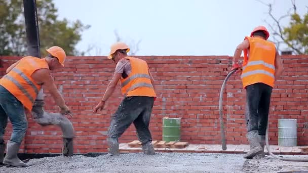 Reinforced concrete. Workers make a reinforced concrete structure. Pouring concrete for a metal structure — Stock Video