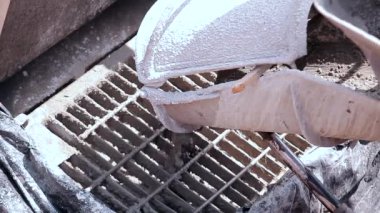 Beton karıştırıcıdan çimento dökülüyor. Form oluşturma. Güçlendirilmiş beton yapı oluştururken çimento dökülüyor. Formalitelere çimento dökülüyor..
