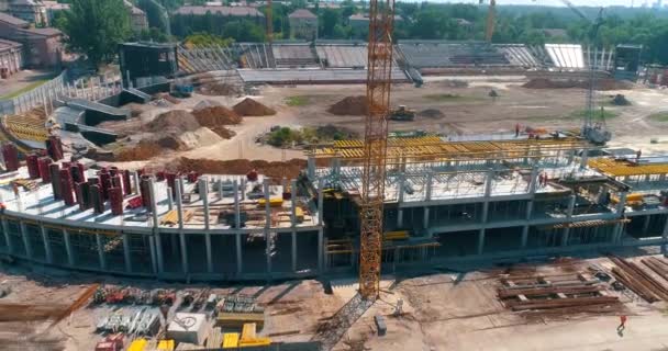 Budowa nowego nowoczesnego stadionu z góry. Plac budowy nowego stadionu widok z góry. Budowa kompleksu sportowego — Wideo stockowe