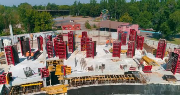 Baustelle des neuen Stadions von oben. Bau eines neuen modernen Stadions von oben. Bau einer Sportanlage. — Stockvideo