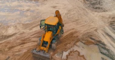 Buldozer inşaat alanında çalışıyor. İnşaat alanında çalışma süreci. Buldozer inşaat sahası hava manzarası