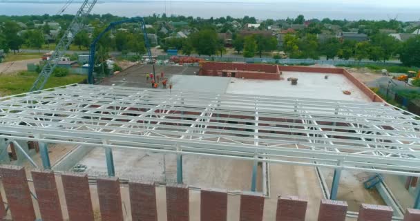 Construção de uma nova piscina. Vista aérea do canteiro de obras. Construção de uma estrutura metálica para construção futura — Vídeo de Stock