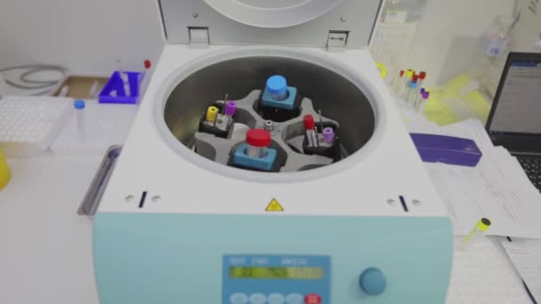 Operação de centrifugação médica. Centrífuga laboratorial. Rotação de amostras médicas em uma centrífuga de laboratório. — Vídeo de Stock