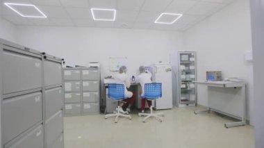 Modern laboratuvar. Modern bir laboratuarda çalışanlar. Laboratuvar teknisyenleri modern bir laboratuvarda çalışıyorlar.