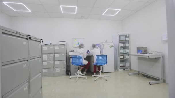 Modern laboratuvar. Modern bir laboratuarda çalışanlar. Laboratuvar teknisyenleri modern bir laboratuvarda çalışıyorlar. — Stok video