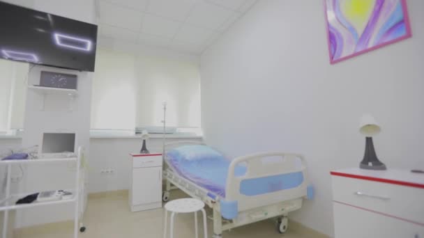 Φωτεινό νέο θάλαμο σε μια σύγχρονη κλινική. Στο εσωτερικό του νοσοκομείου. Νέο μοντέρνο δωμάτιο στο νοσοκομείο. — Αρχείο Βίντεο