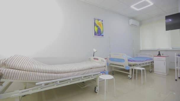 Στο εσωτερικό του νοσοκομείου. Νέο μοντέρνο δωμάτιο στο νοσοκομείο. Φωτεινό νέο θάλαμο σε μια σύγχρονη κλινική — Αρχείο Βίντεο