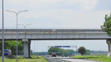 Nakliye kavşağı. Kamyonlar otoban üzerindeki köprüden geçiyor. Evto köprünün altından geçiyor.