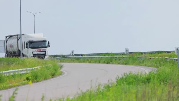 Les camions roulent le long de la route. Un convoi de camions conduit sous l'autoroute. Camions modernes sur la piste — Video