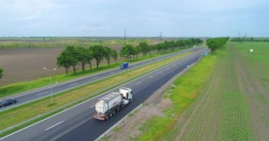 Yeşil çimen manzaralı, modern otoyolda kamyon turu. İHA 'dan yola çıkan kamyon..