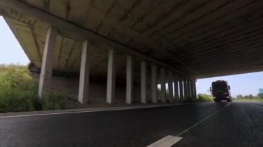 Kırmızı kamyon otoyol boyunca gidiyor. Bir grup kamyon otoyol boyunca gidiyor. Modern kamyonlar tanklarda sıvı kargo taşıyorlar