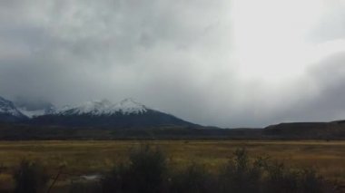 Patagonya dağları arabanın camından. Payne Grande Dağı, Şili 'deki Nordenskjold Gölü, Patagonya. Payne Grande Dağı manzarası