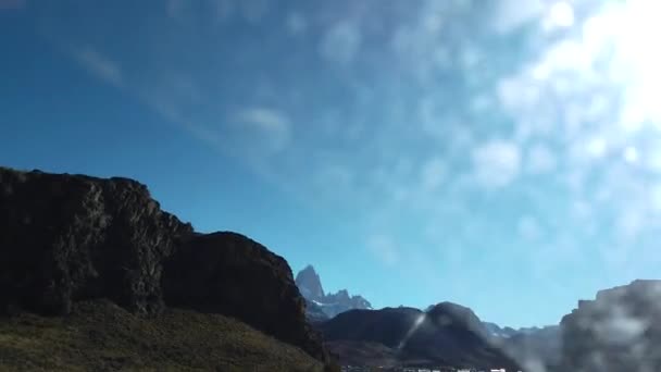 Patagonië bergen door het autoraam. Mount Payne Grande, Nordenskjold Lake in Chili, Patagonië. Uitzicht op de berg Payne Grande — Stockvideo