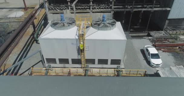 Sistema di raffreddamento in fabbrica. Torre di raffreddamento a umido. Torre di raffreddamento in fabbrica. Torre di raffreddamento drone vista — Video Stock