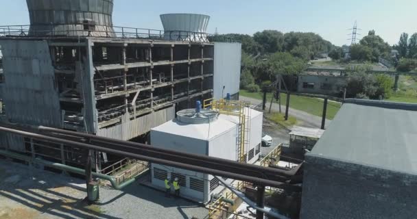 Comparação de torre de resfriamento moderna e antiga em tamanho. Voe em torno de uma torre de resfriamento operacional. Torre de resfriamento na fábrica — Vídeo de Stock