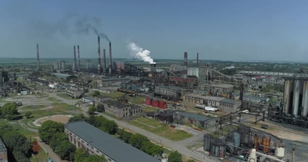 Vista della pianta metallurgica da un drone. Vista dall'alto della pianta. Ampia area industriale drone vista. — Video Stock