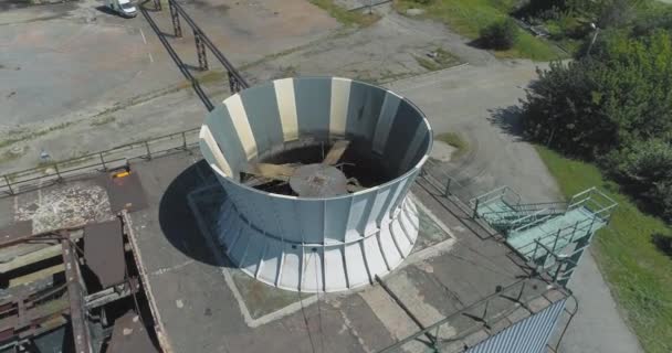 Torre de arrefecimento de um drone. Torres de refrigeração industrial. Torres de arrefecimento molhadas. Torres de refrigeração por evaporação — Vídeo de Stock