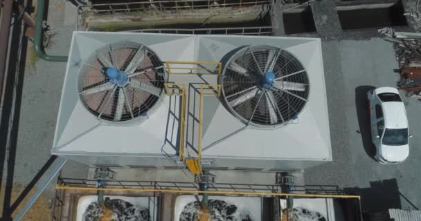 Průmyslové chladicí věže. Chladící věž od dronu. Mokré chladící věže. Odpařovací chladicí věže — Stock video