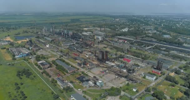 Metallurgische Anlage von einer Drohne aus betrachtet. Plant Draufsicht. Drohnenblick auf großes Industriegebiet. — Stockvideo