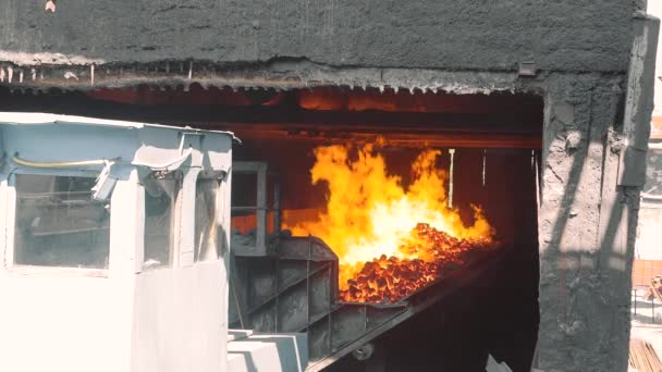 O carvão de coque quente sai do forno. Processo de coque de carvão, processo de fabricação de carvão de forno de coque — Vídeo de Stock
