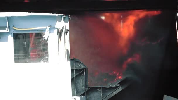 El carbón de coque caliente sale del horno. Proceso de coque de carbón, proceso de fabricación de carbón de horno de coque — Vídeo de stock