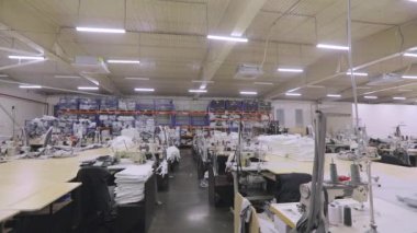 Videonun sonu için çerçeve. Fabrikada iş gününün sonunda. Fabrika atölyesinin ışıklarını kapatıyorum..