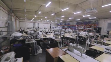 Fabrikada iş gününün sonunda. Videonun sonu için çerçeve. Fabrika atölyesinin ışıklarını kapatıyorum..