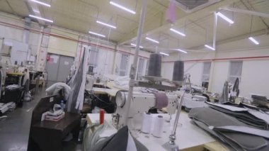 Boş bir dikiş atölyesi. İnsanlar olmadan modern dikiş atölyesi. İşçiler olmadan dikiş atölyesi.