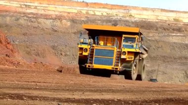 Modern taş ocağı kamyonu taş ocağından geçiyor. Geçici kömür madenciliği endüstrisinin görselleştirilmesi. Kömür madenciliği süreci.