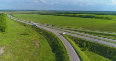 Otobanda bir taşıt kavşağı. Arabaları olan büyük bir yol, güzel havalarda manzaralı. Arabalar şehrin dışındaki otoyol boyunca gider.