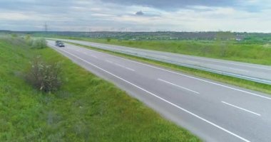 Araba bir karavanda tekneyi sürüyor. Araba otoyol boyunca tekneyi sürüyor.