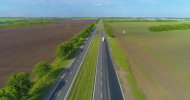 Çok şeritli otoban manzaralı. Büyük bir otoyolun üzerinde uçuyor. Modern bir yol manzarası üzerinde giden arabalar