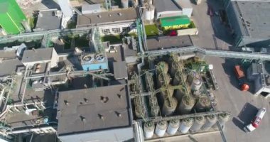 Modern bir fabrikanın üzerinden uçmak. Modern bir fabrikanın çatısına yayılmış. Modern bir fabrikanın çatısına yayılmış..