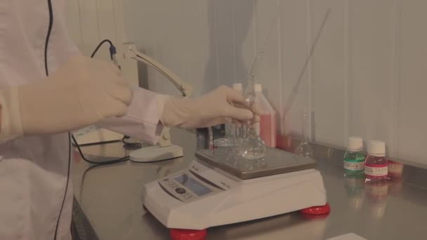 Laboratoř na výrobu slizu. Extrakce slizu z hlemýžďů. Pracovní procesy v laboratoři. — Stock video