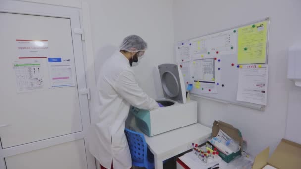 Trabajos de laboratorio médico. El asistente de laboratorio coloca los tubos de ensayo en un tubo de ensayo de laboratorio. — Vídeos de Stock