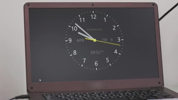 Ρολόι με βέλος στην οθόνη του φορητού υπολογιστή. Το παλιό ρολόι δείχνει την ώρα στην οθόνη του φορητού υπολογιστή από κοντά. Αναλογικό ρολόι στην οθόνη του φορητού υπολογιστή. — Αρχείο Βίντεο