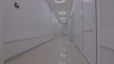 Modern bir hastanenin koridorları. Kamera hastanenin boş koridoru boyunca döner. Kliniğin boş, parlak koridoru. Modern bir kliniğin içinde.