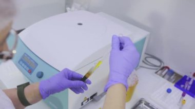 Laboratuvarda çalış. Kadın bir laboratuvar asistanı ellerinde test tüpleri tutuyor. Laboratuvarda çalışma akışı