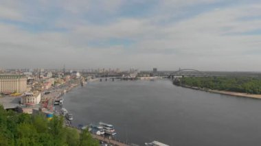 Kiev 'deki setin üzerinden uçacağız. Kiev 'in merkezi üzerinde uçuş. Kiev bir yaz gününde tepeden
