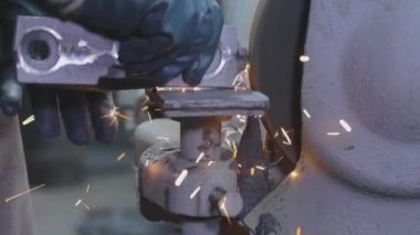 Öğütücüye yakın çekim. Öğütücü tekerlek üzerinde çalışıyorum. Çarkın kıvılcımları