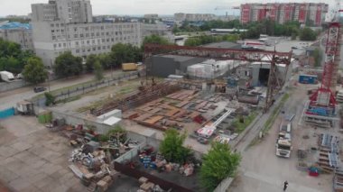 Metal yapılar montajı için atölyenin üzerinden uçuyor. Metal yapıların montajı için bir fabrika. Endüstriyel dış görünüş. Üst görünümü yerleştir