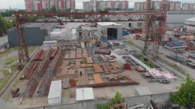 Metal yapılar montajı için atölyenin üzerinden uçuyor. Metal yapıların montajı için bir fabrika. Endüstriyel dış görünüş. Üst görünümü yerleştir