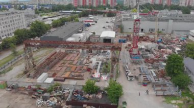 Metal yapıların montajı için bir fabrika. Metal yapılar montajı için atölyenin üzerinden uçuyor. Endüstriyel dış görünüş. Üst görünümü yerleştir