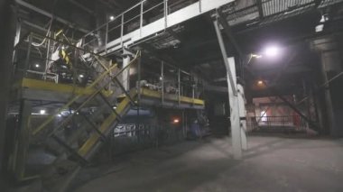 Kola fırını kömür üretimi. Hindistan cevizi kömür ocağının içinde. Sıcak kola kömürü