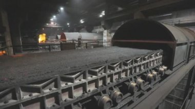 Kola fırını kömür üretimi. Hindistan cevizi kömür ocağının içinde. Sıcak kola kömürü