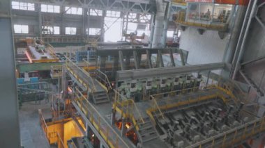 Taşıyıcı hattındaki sıcak metal. Kırmızı sıcak metal. Bir metalurji fabrikasında rulo metal üretimi