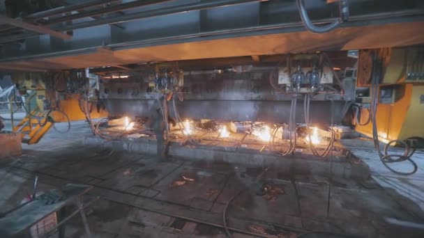 빨간 금속 컨베이어 라인. 현대 금속 공장. 자동화 된 컨베이어 라인 — 비디오