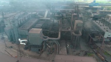 Büyük metalürjik bitki üst görüntüsü. Büyük bir metalürjik tesisin üzerinden uçmak. Büyük bir işletmenin endüstriyel dış mekanı. Havadan büyük bir bitki.